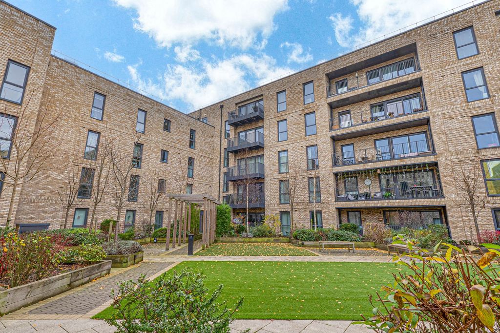 Property photo 1 of 16 Communal Gardens