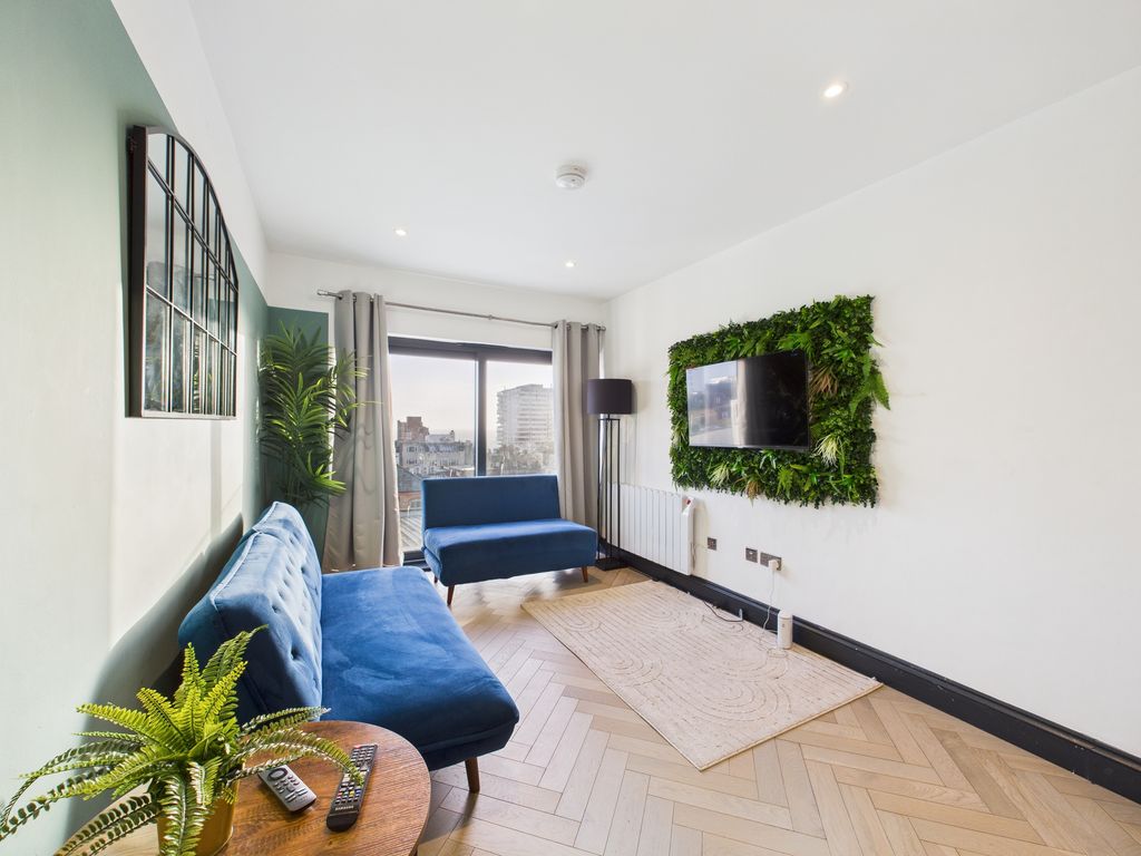 Property photo 2 of 12 Cam04693G0-Pr0085-Still018