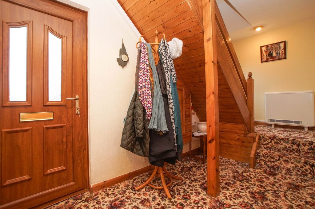 Property photo 3 of 23 Entrance Hall