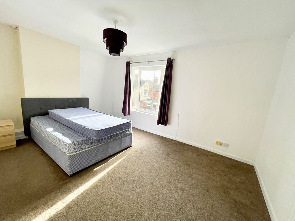 Property photo 3 of 7 Main Bedroom