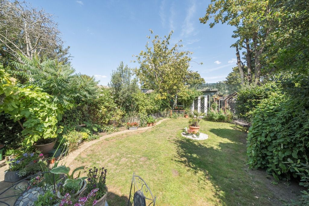 Property photo 3 of 17 Garden