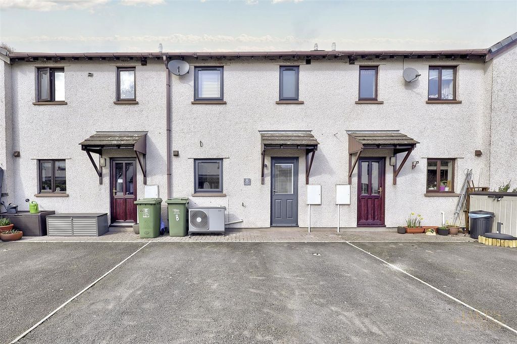 Property photo 1 of 12 8 Somerwood Close
