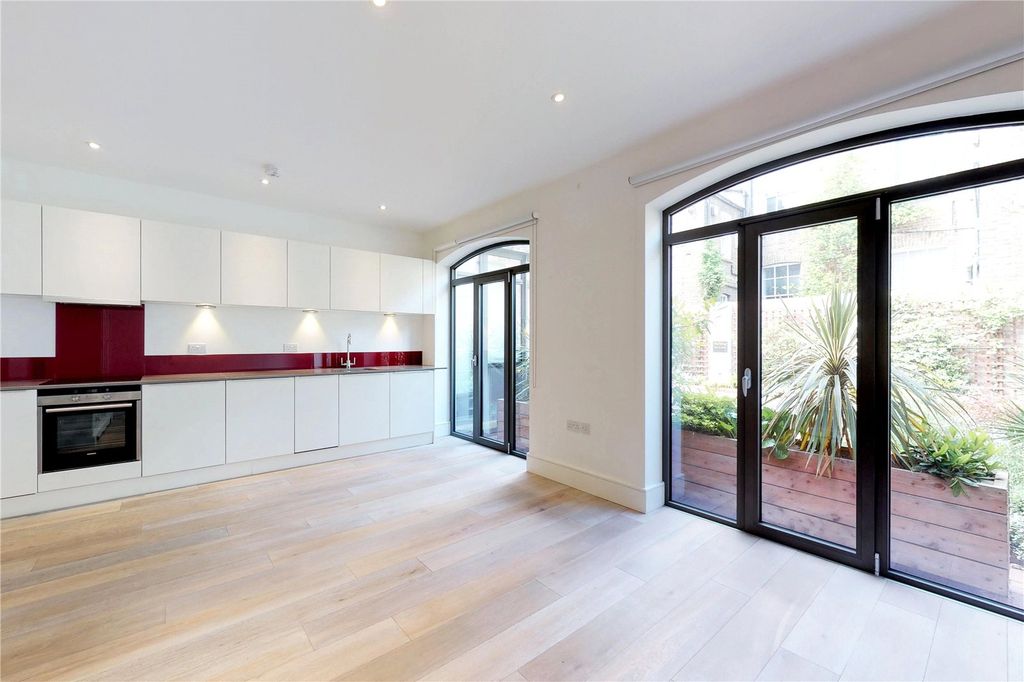 Property photo 3 of 9 Dining Area