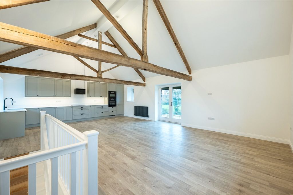Property photo 2 of 7 Living/Kitchen