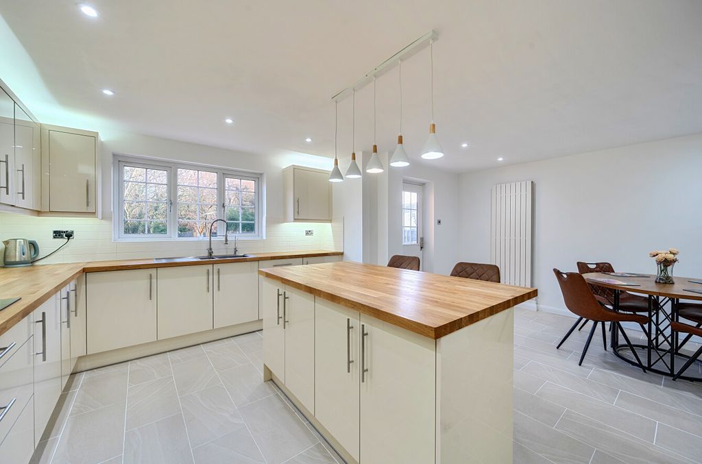 Property photo 2 of 19 1400794-21-696A6F...