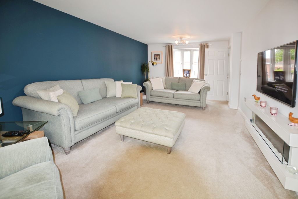Property photo 3 of 18 Living Room