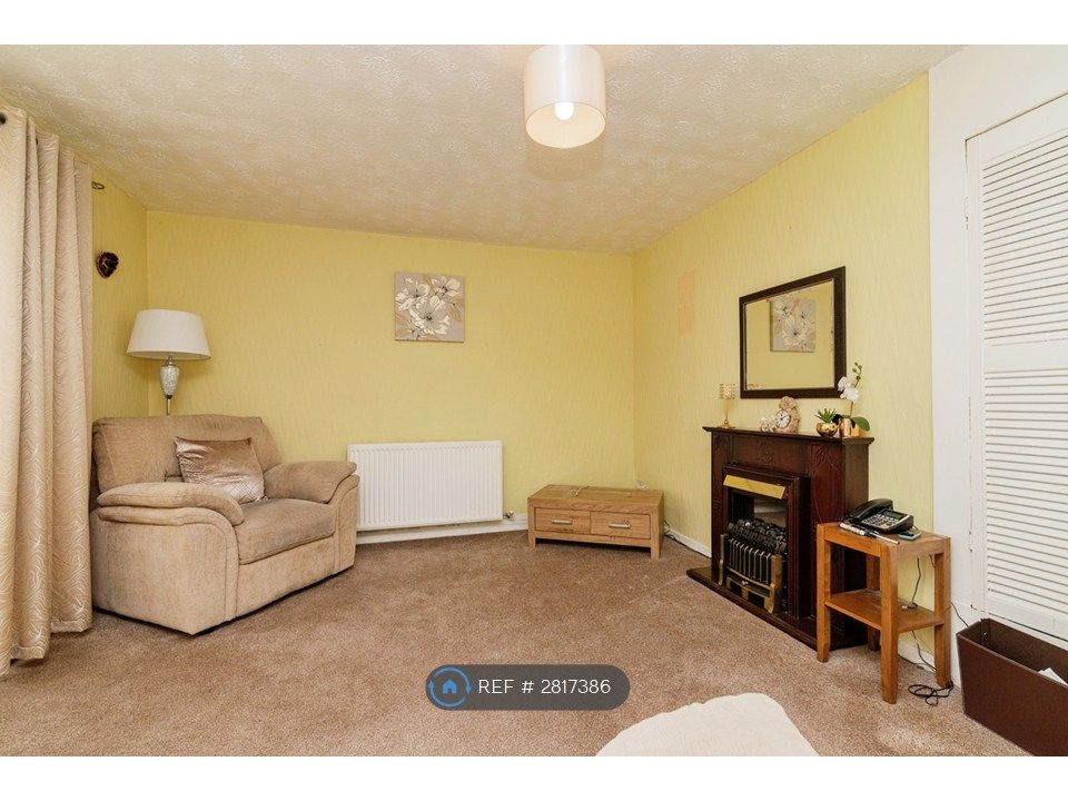 Property photo 3 of 15 Livingroom