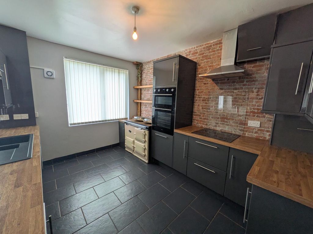 Property photo 3 of 19 Kitchen