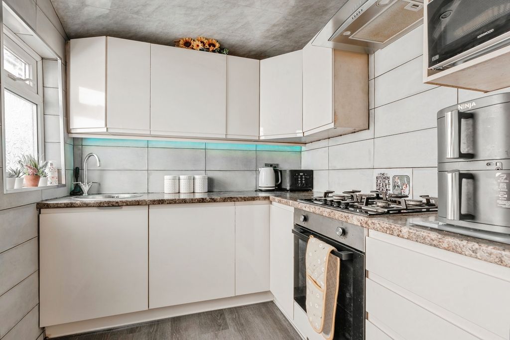 Property photo 3 of 20 Kitchen