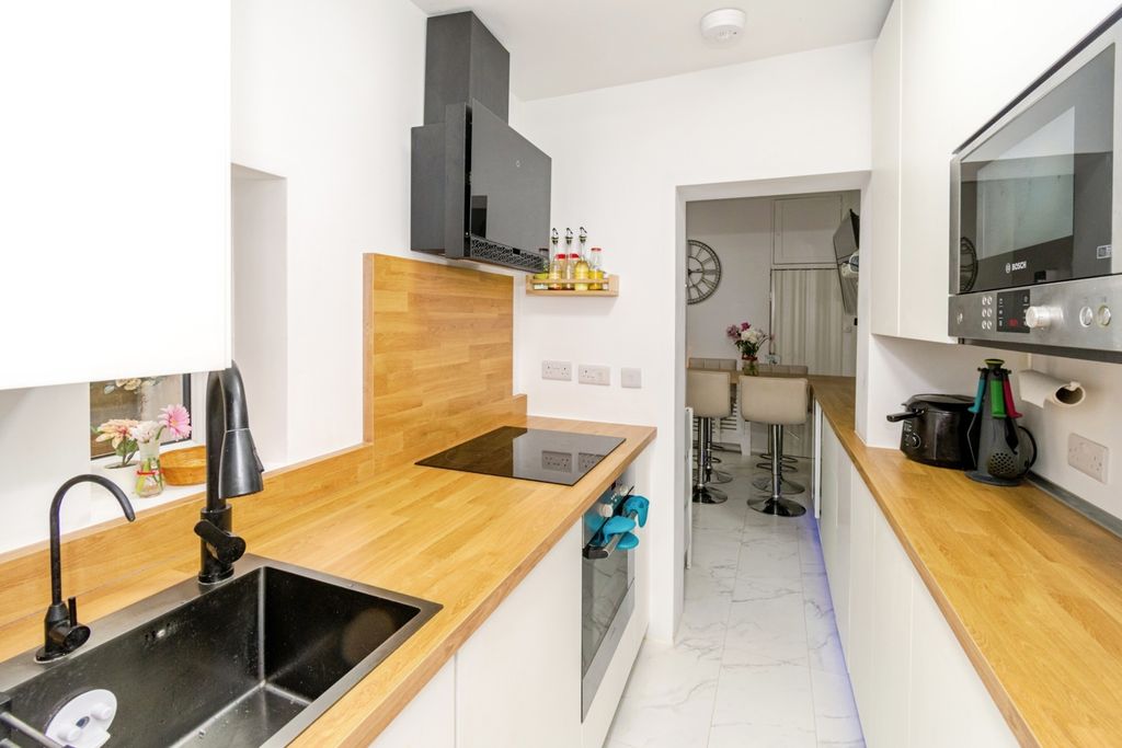 Property photo 2 of 18 Photo