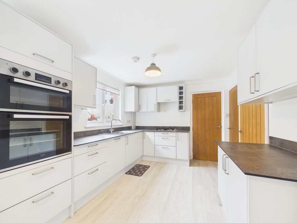Property photo 2 of 11 Kitchen