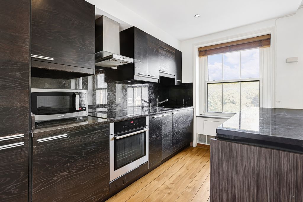 Property photo 2 of 15 Flat 5 65 Ennismo...