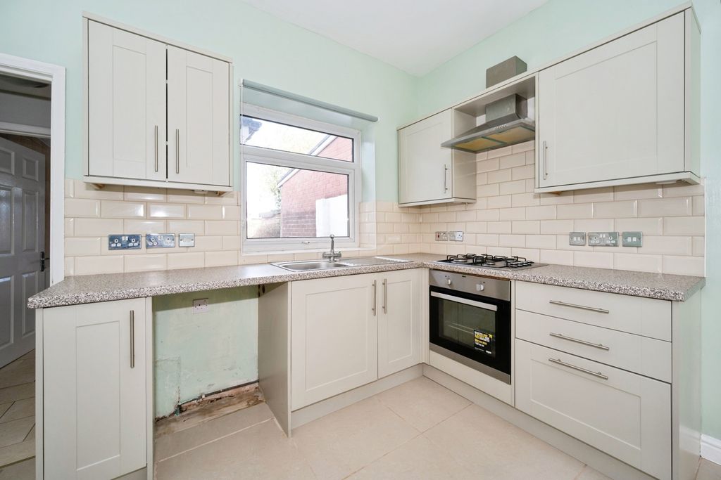 Property photo 3 of 11 Kitchen