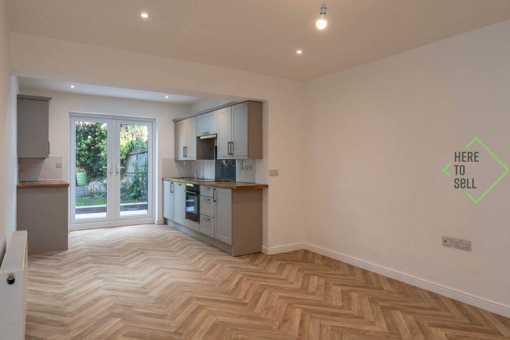 Property photo 3 of 15 Rosebery Gardens, London N8 8Sh (19)