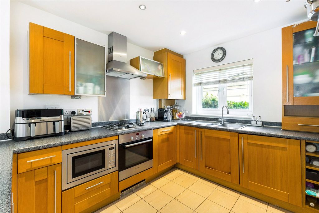 Property photo 3 of 10 Kitchen