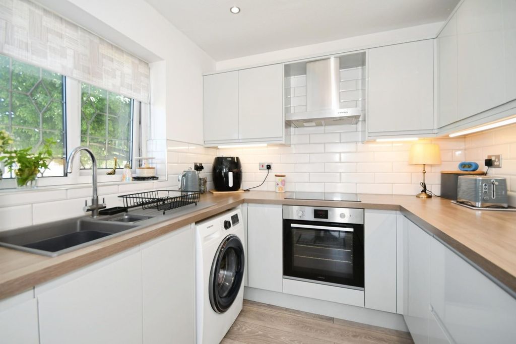 Property photo 3 of 18 Kitchen 02.Jpg