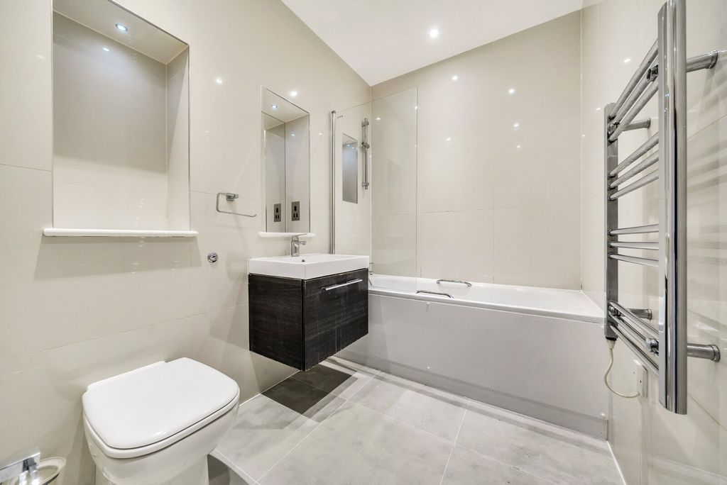 Property photo 3 of 10 Bathroom