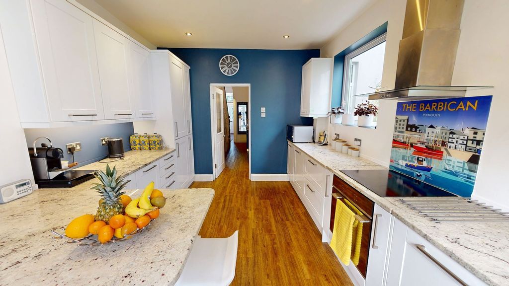 Property photo 2 of 21