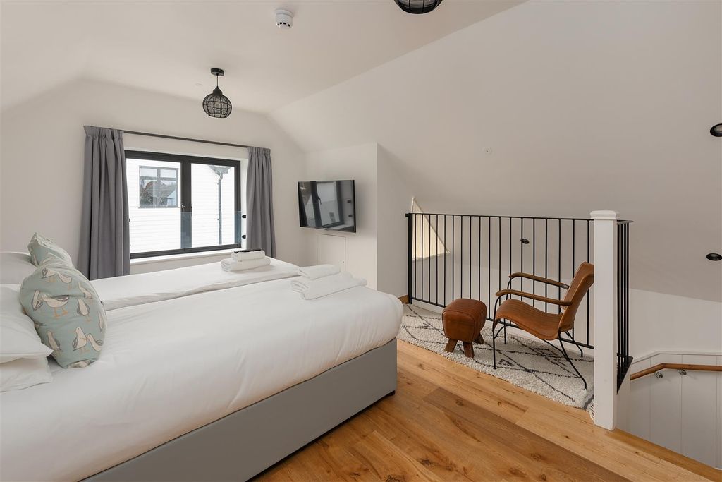 Property photo 3 of 8 Sea Street, Whitstable