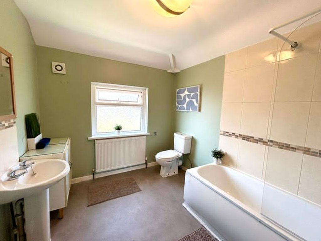 Property photo 2 of 6 A Bright And Spacious Bathroom Suite Featuring A l...