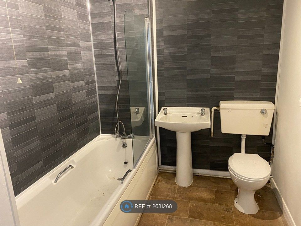 Property photo 2 of 9 Bathroom