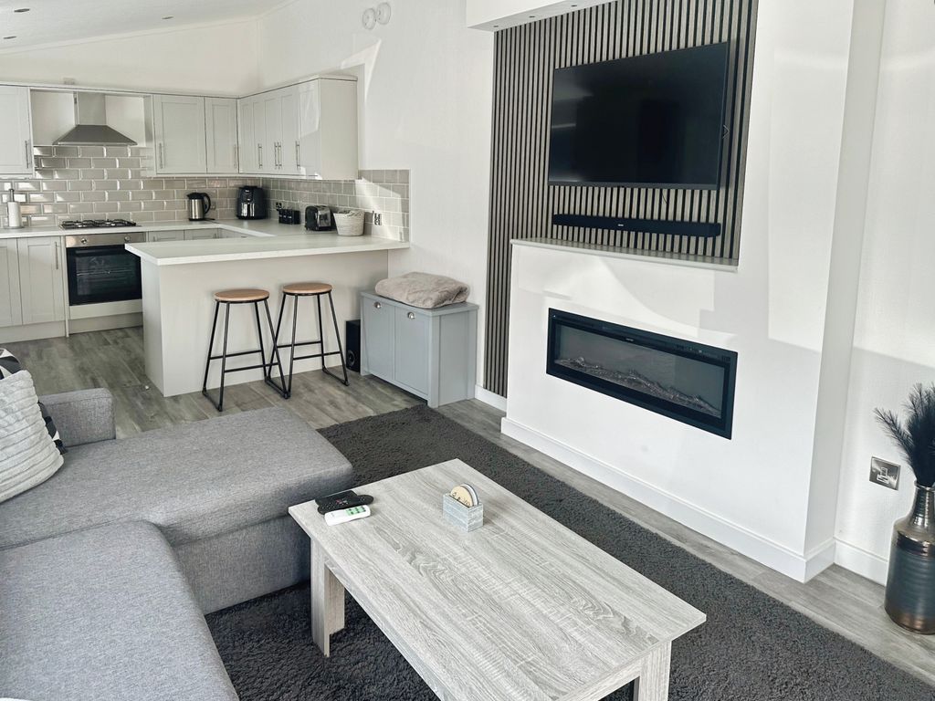 Property photo 3 of 13 Lounge