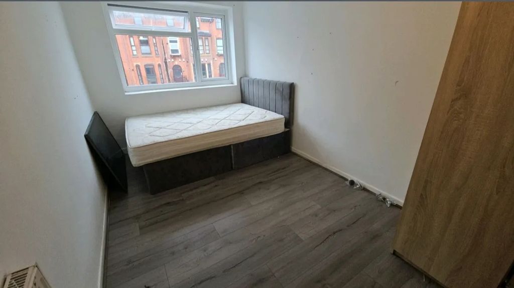Property photo 2 of 8 Bright And Spacious Double Bedroom Featuring Large...
