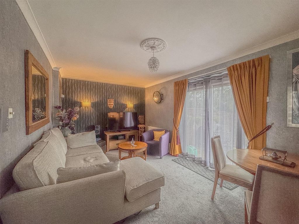 Property photo 3 of 16 Lounge / Diner