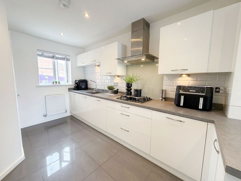 Property photo 3 of 14 Kitchen