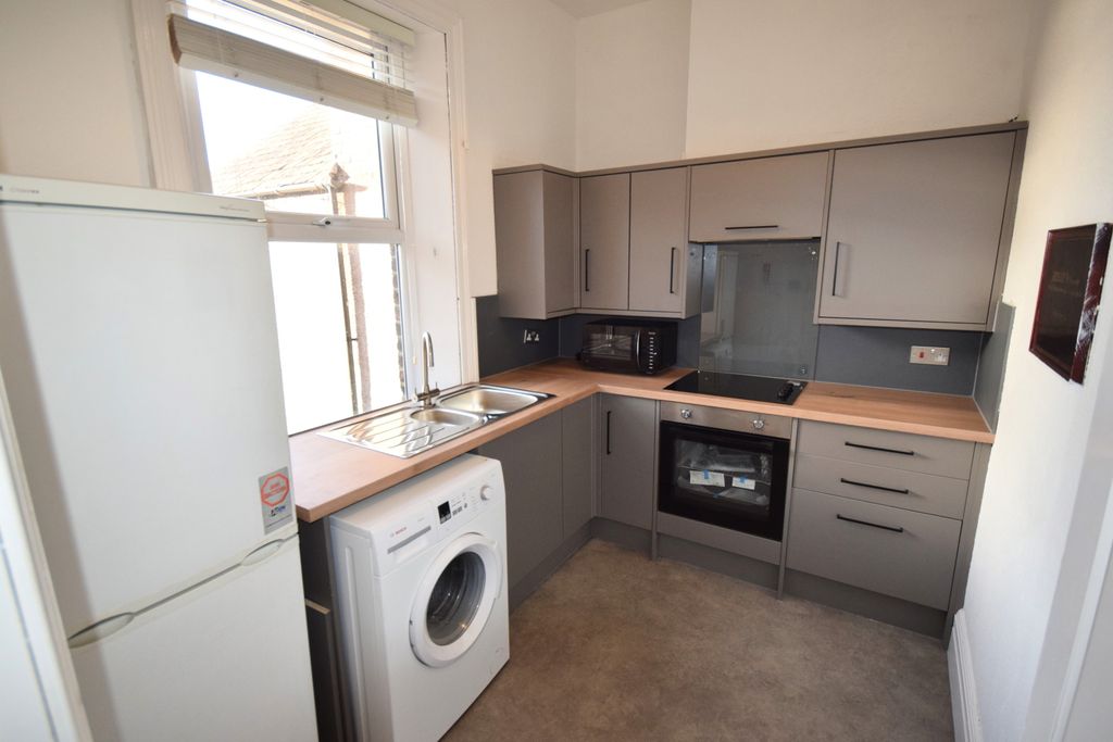 Property photo 2 of 9 Kitchen