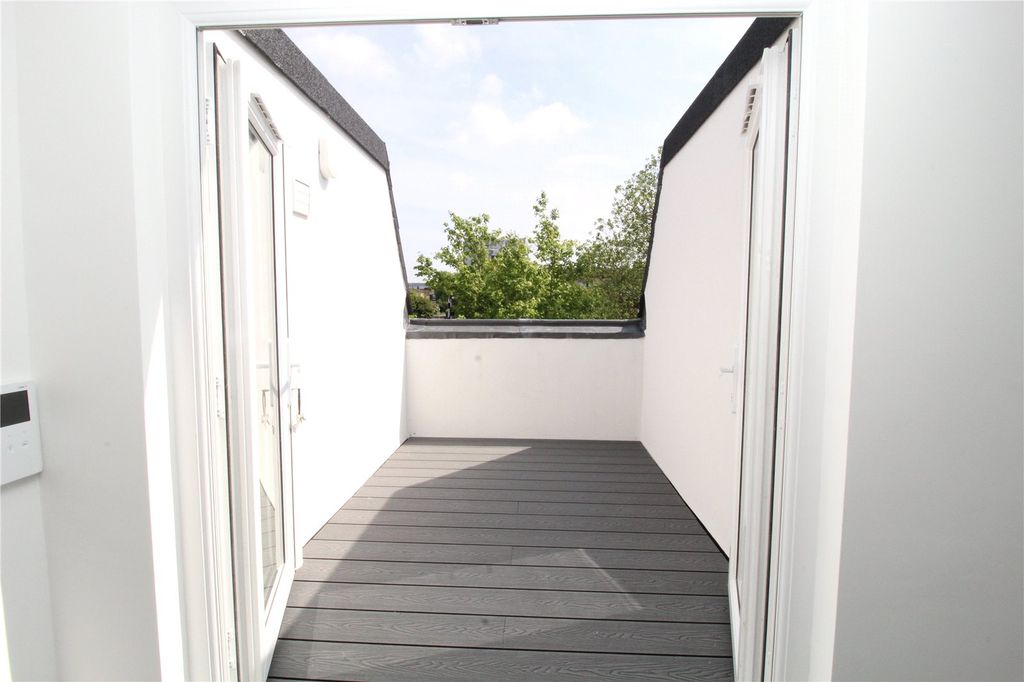 Property photo 2 of 8 Terrace