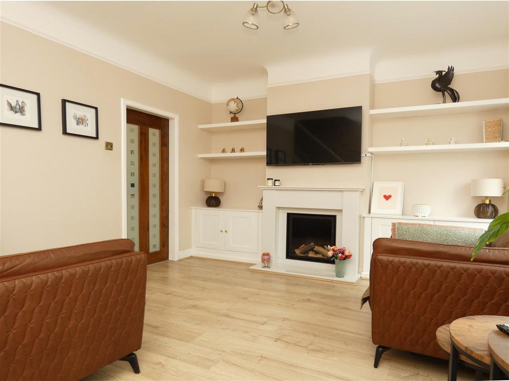 Property photo 2 of 18 Lounge