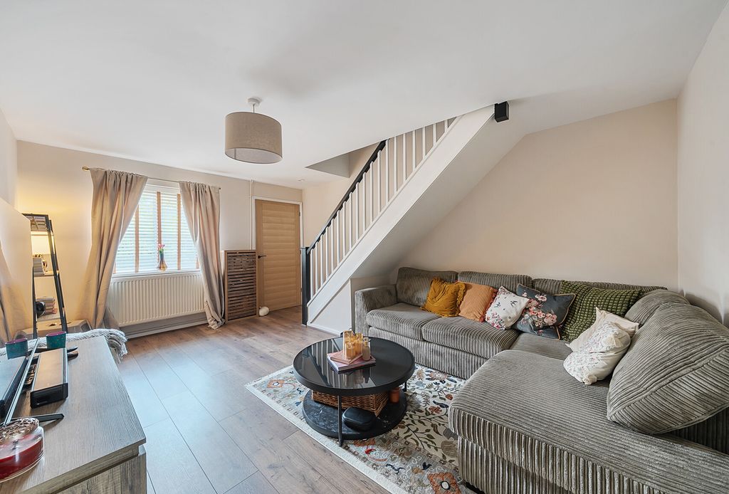 Property photo 3 of 11 1330789-13-688B9c...