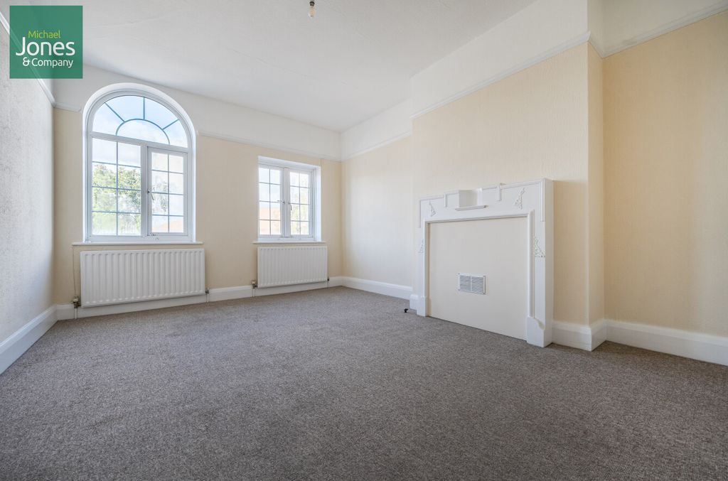 Property photo 3 of 10 Lounge