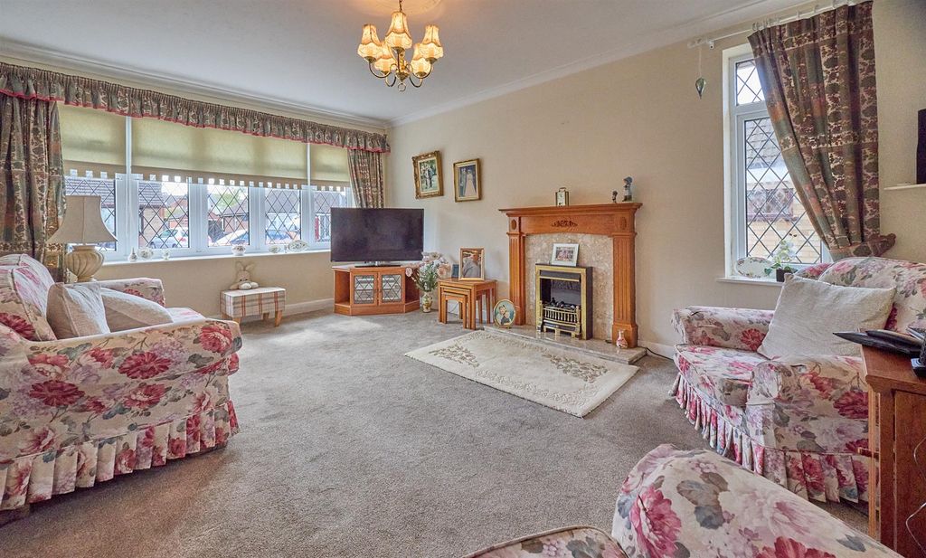 Property photo 3 of 10 Lounge To Front