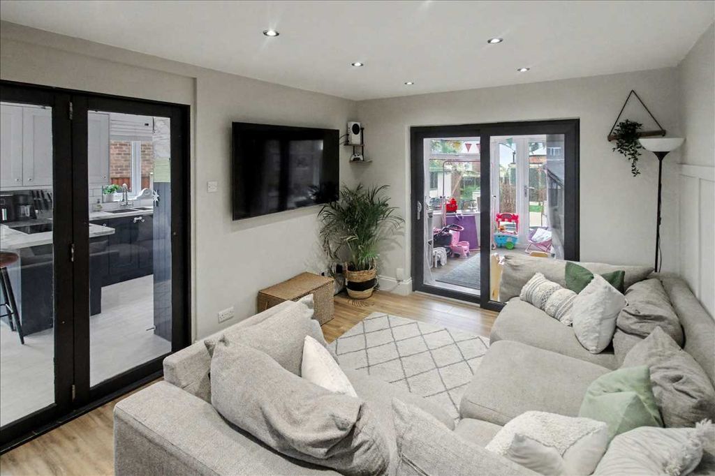 Property photo 3 of 31 Lounge