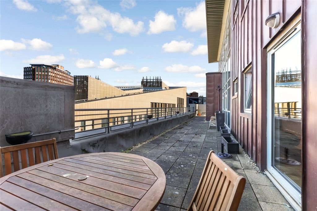 Property photo 3 of 24 Veranda