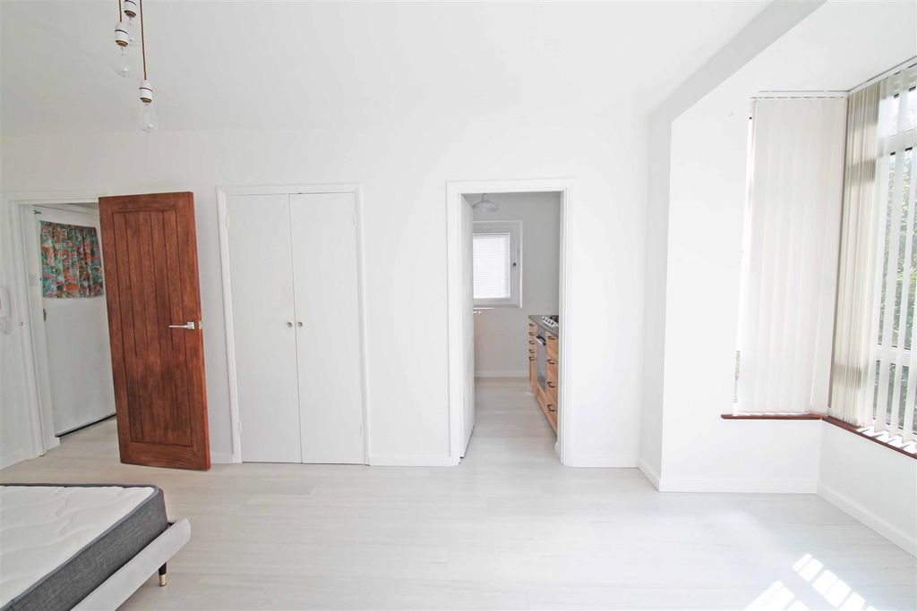 Property photo 3 of 6 Studio Room