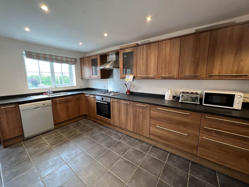 Property photo 2 of 10 Kitchen