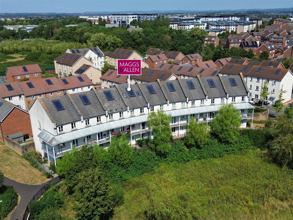 Property photo 3 of 21 3 - Modern 6-Bedroom HMO For Auction, Stoke Giffor