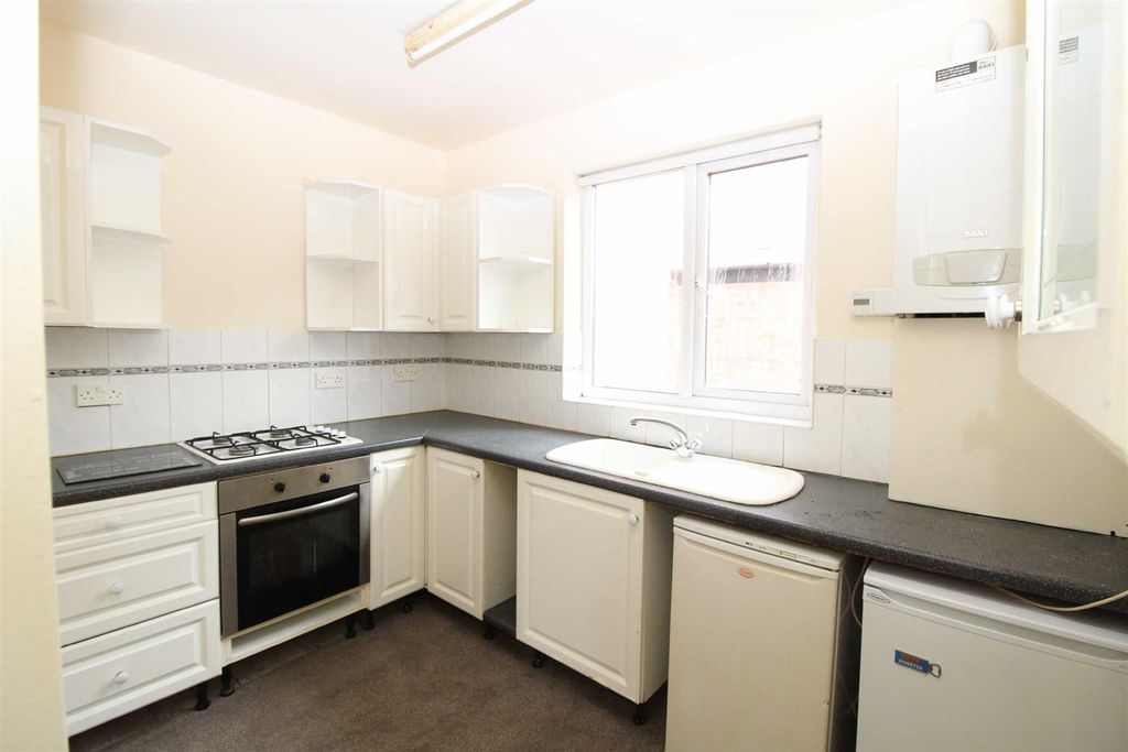 Property photo 3 of 10 Kitchen