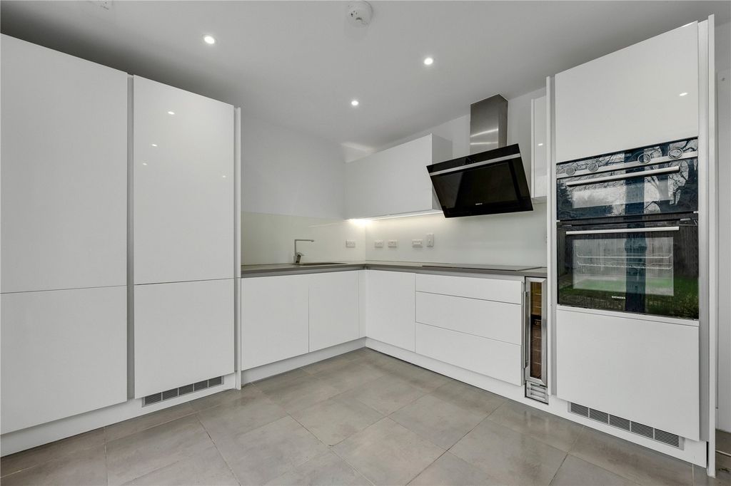 Property photo 3 of 11 Kitchen