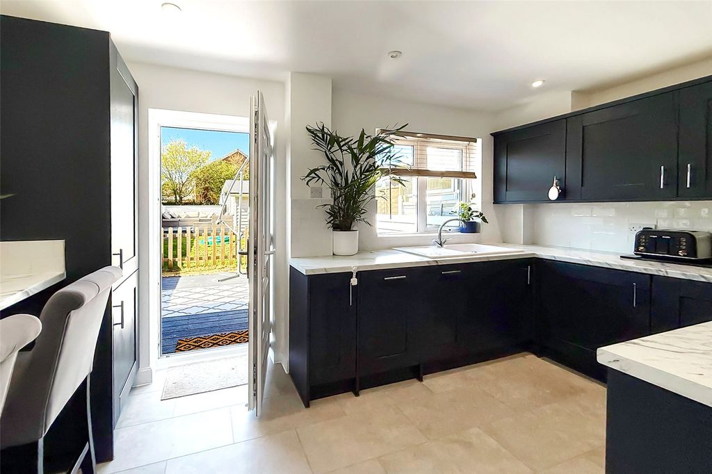 Property photo 3 of 17 Picture No. 30