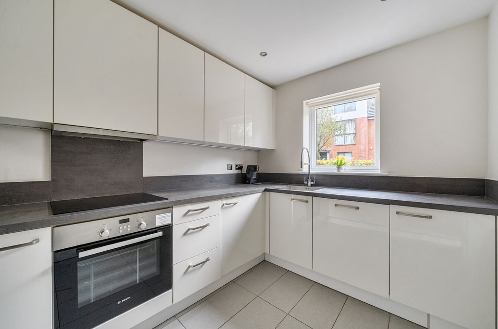 Property photo 3 of 19 1372440-11-690370...