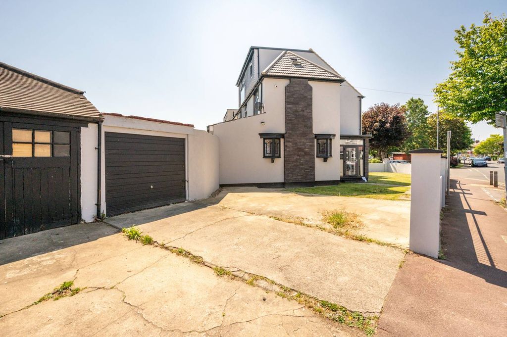 Property photo 2 of 27