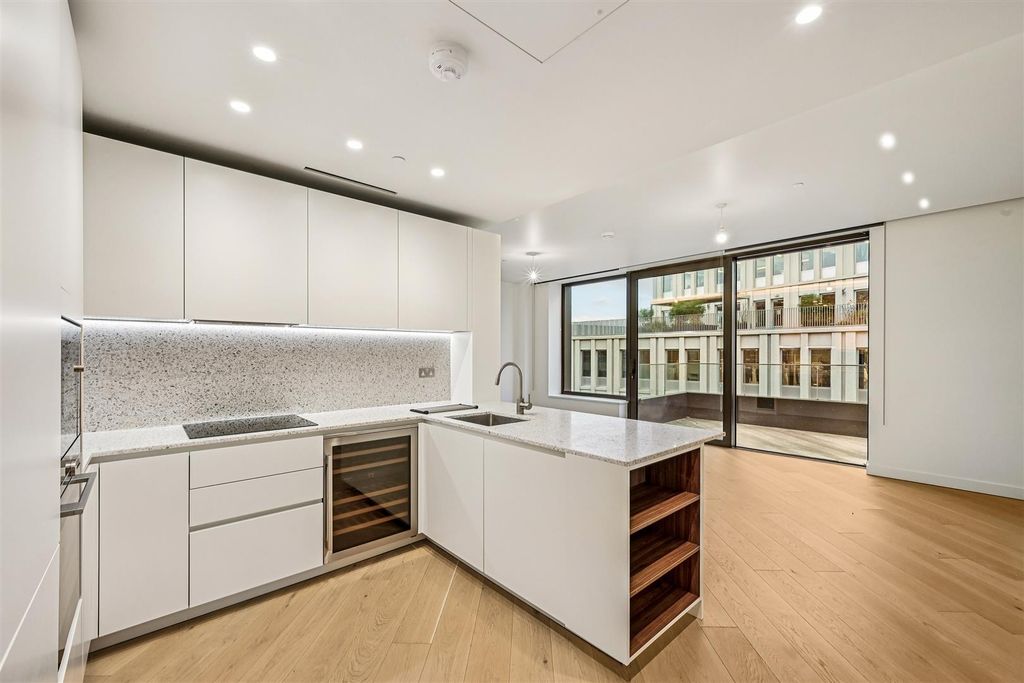 Property photo 1 of 17 3, Wood Crescent