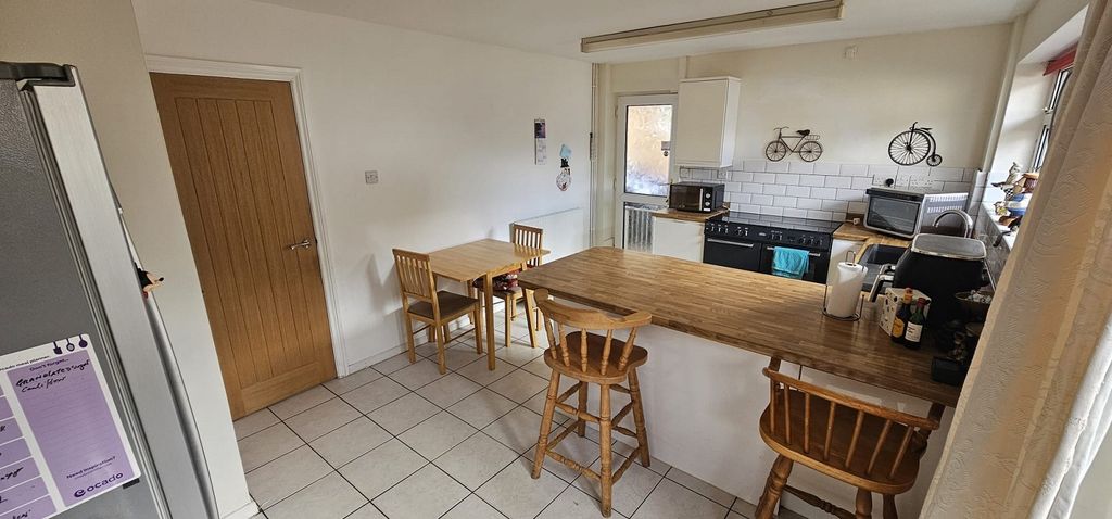 Property photo 3 of 9 Kitchen Picture 2