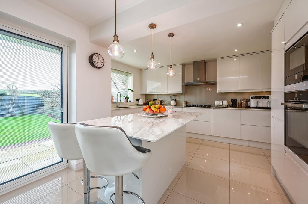 Property photo 2 of 28 Forum Close