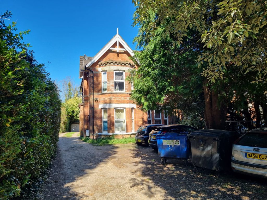 Property photo 1 of 9 Small Bedsit With Kitchen & Shared Shower Room & Toilet & Parking & Garden, With Buses Every Few Minutes, Close To Westbourne Shops & Beaches