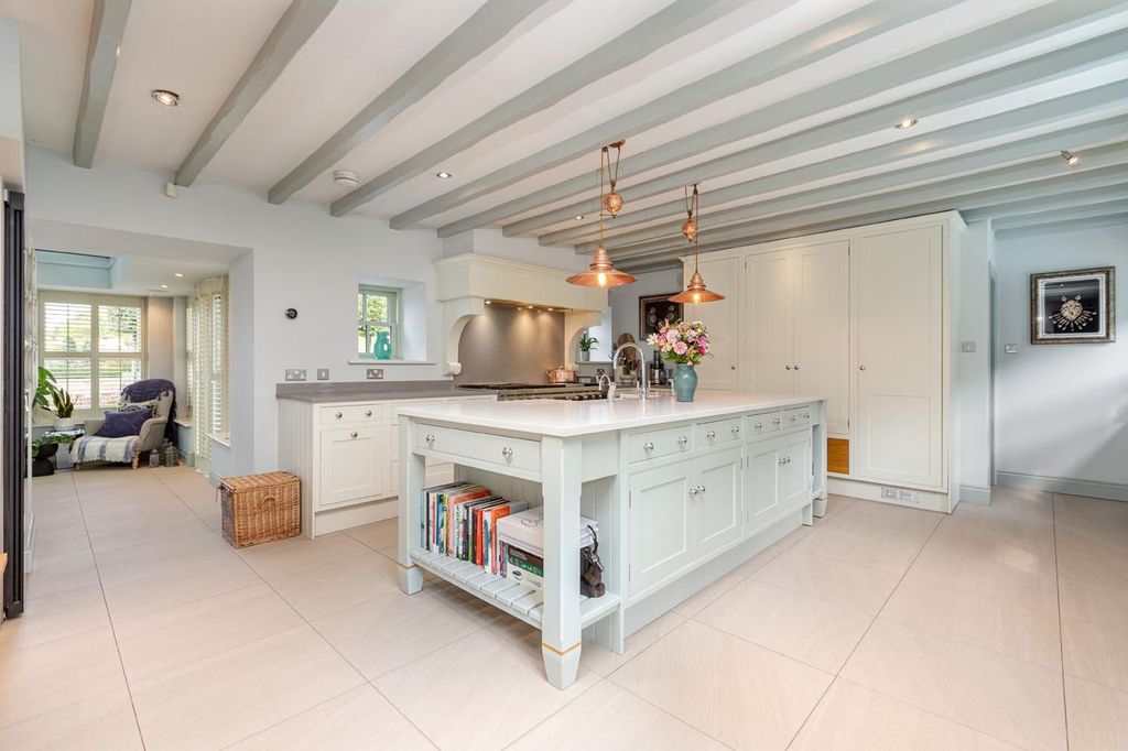 Property photo 2 of 31